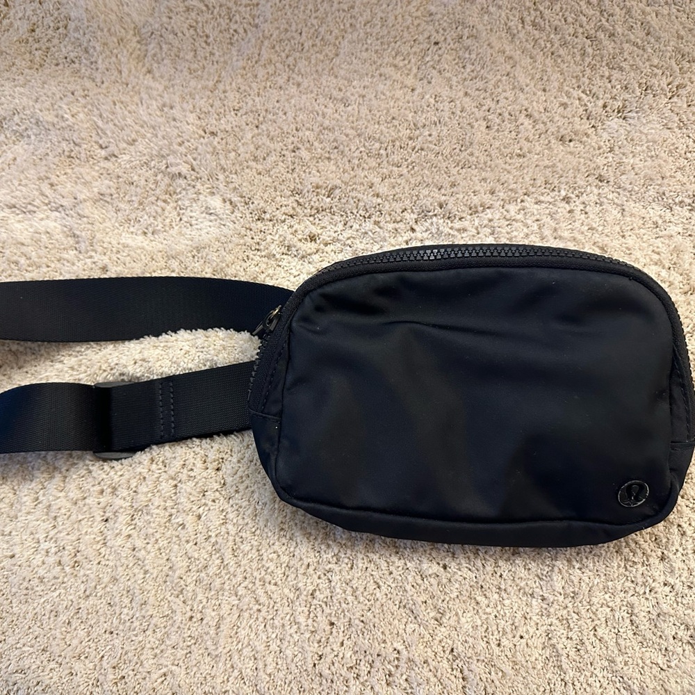 Black Lululemon fanny pack